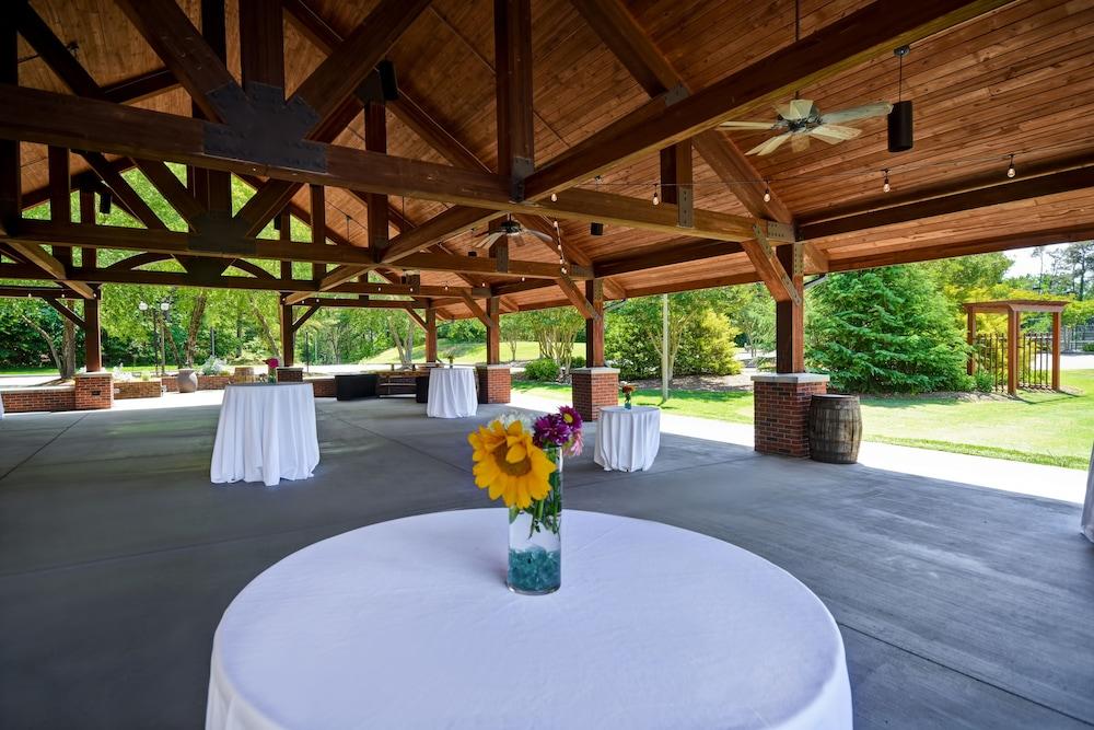 Embassy Suites Greenville Golf Resort & Conference Center Exterior photo