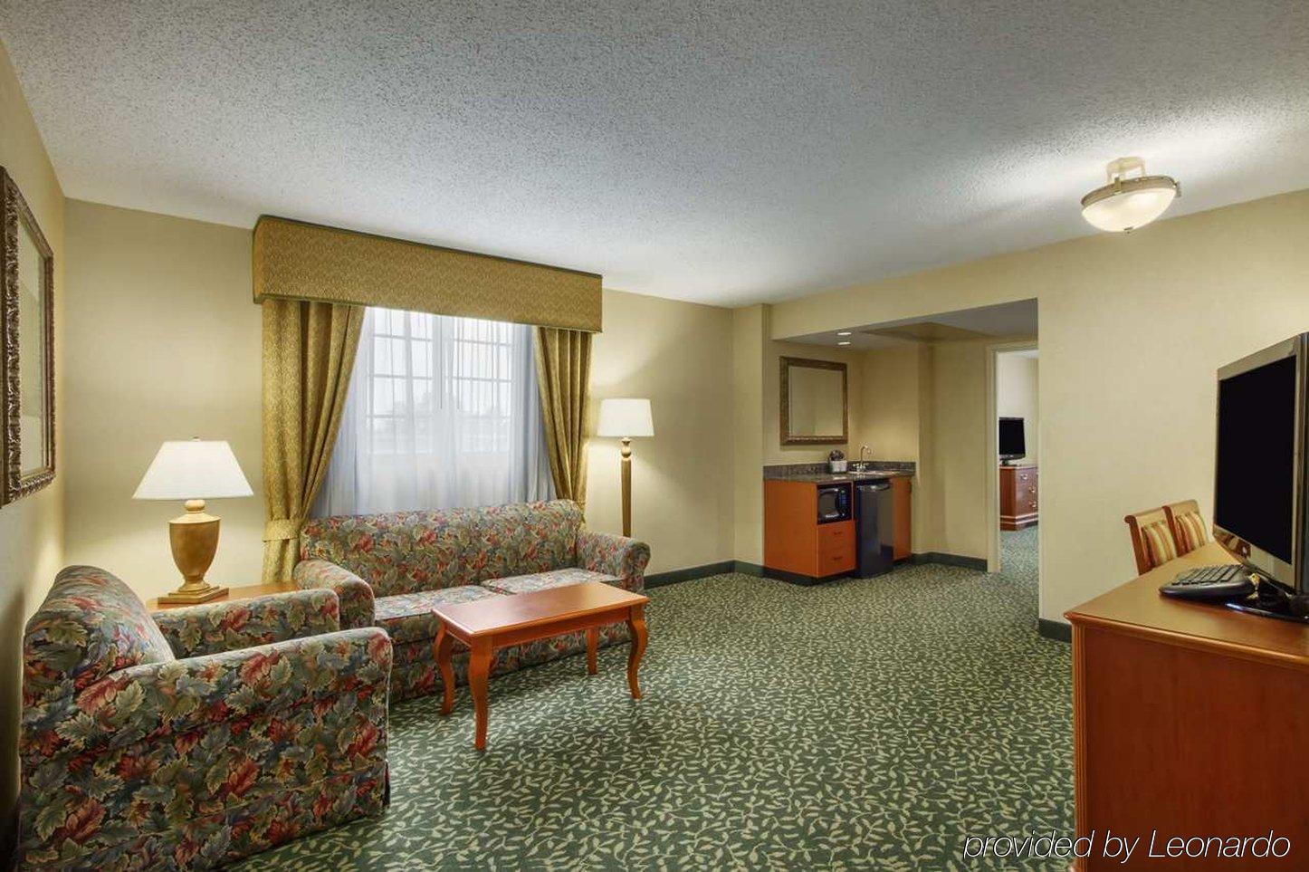 Embassy Suites Greenville Golf Resort & Conference Center Room photo